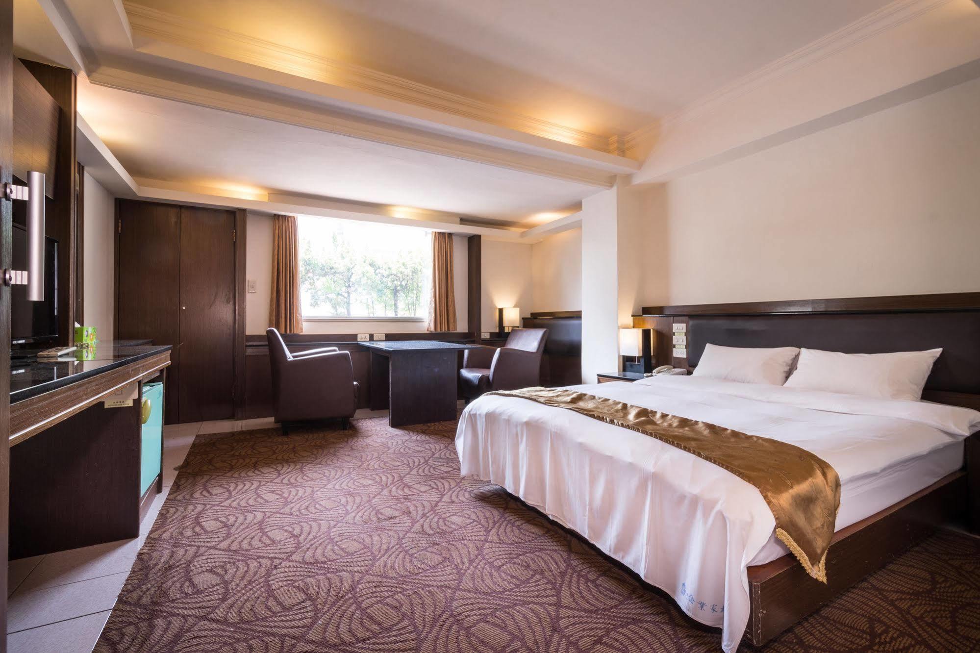 The Enterpriser Hotel Đài Trung Ngoại thất bức ảnh