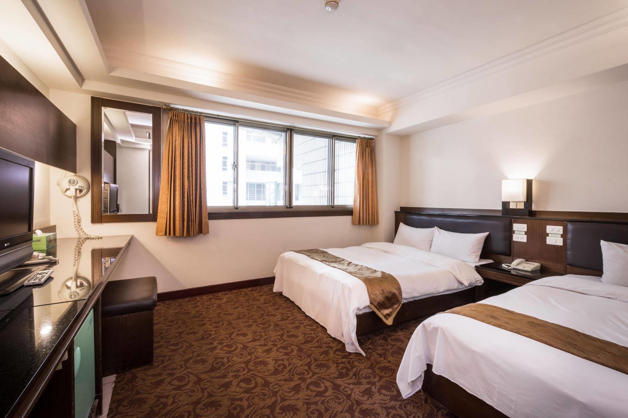 The Enterpriser Hotel Đài Trung Ngoại thất bức ảnh