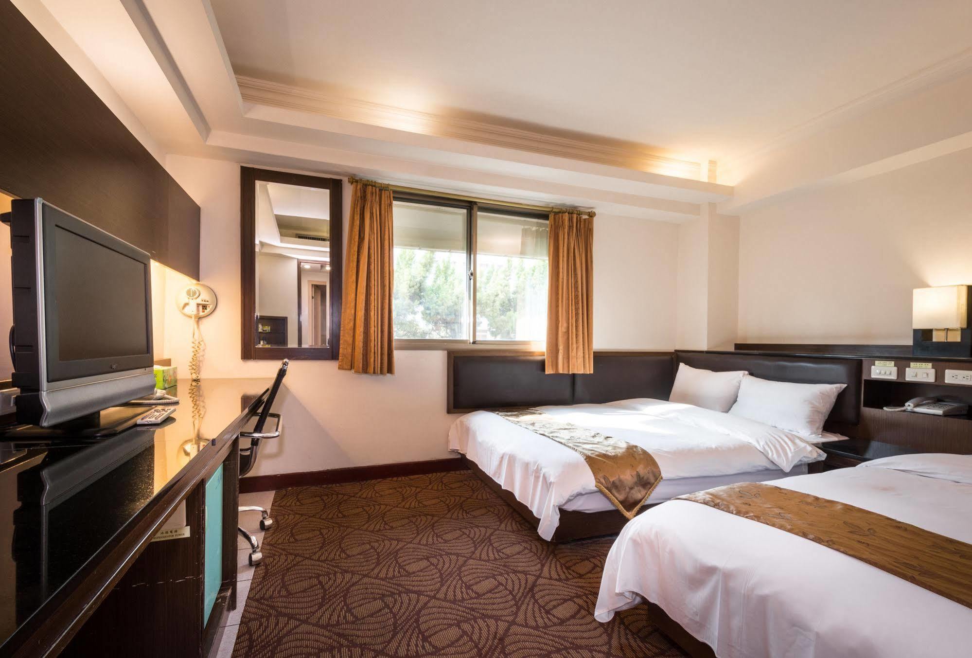 The Enterpriser Hotel Đài Trung Ngoại thất bức ảnh
