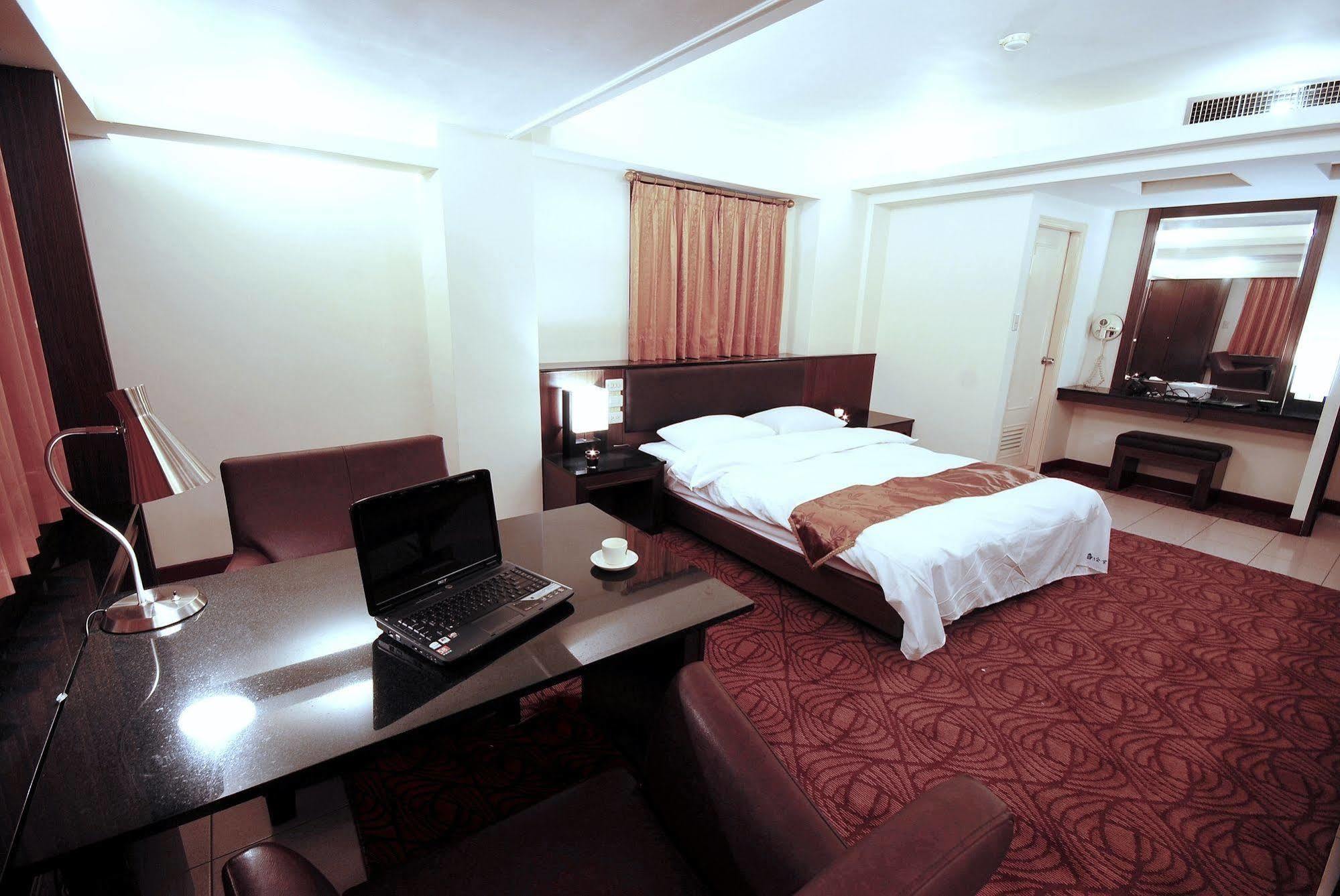 The Enterpriser Hotel Đài Trung Ngoại thất bức ảnh
