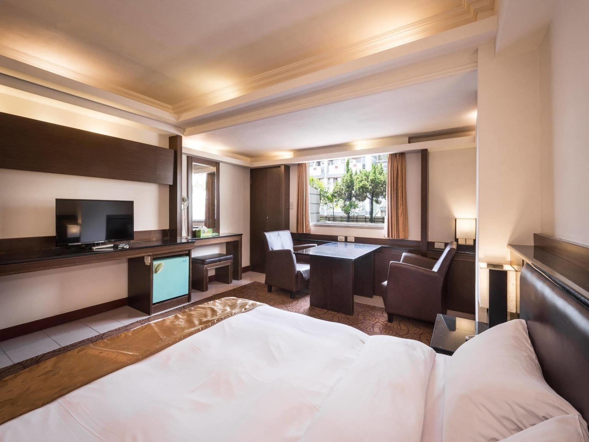 The Enterpriser Hotel Đài Trung Ngoại thất bức ảnh