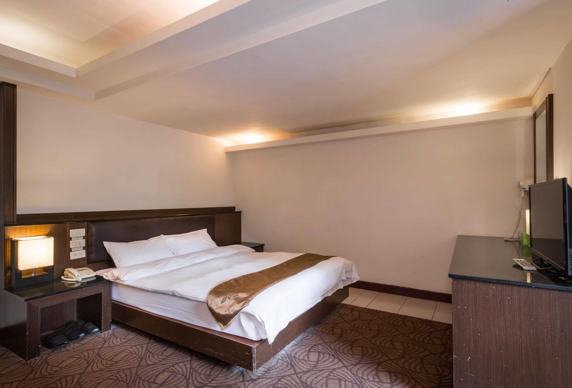 The Enterpriser Hotel Đài Trung Ngoại thất bức ảnh