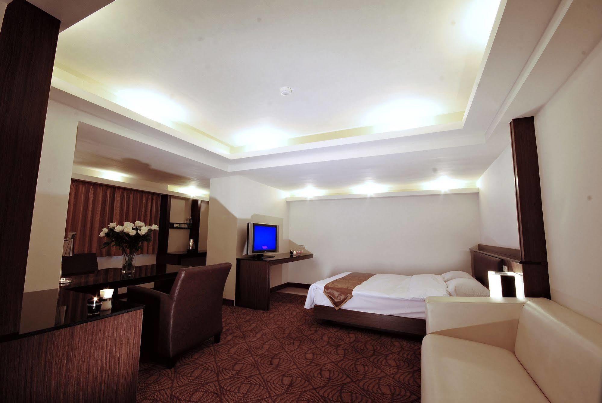 The Enterpriser Hotel Đài Trung Ngoại thất bức ảnh