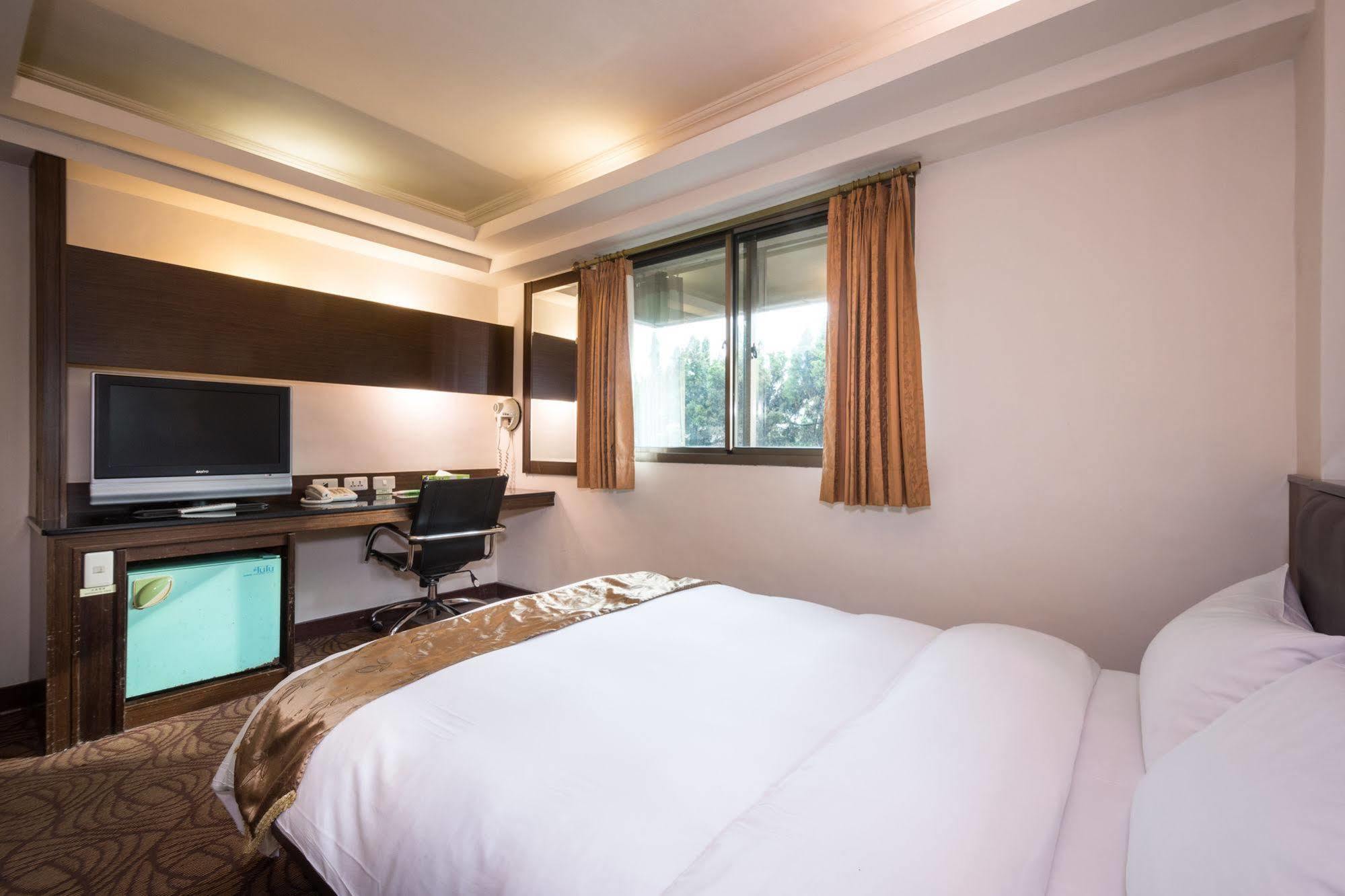 The Enterpriser Hotel Đài Trung Ngoại thất bức ảnh
