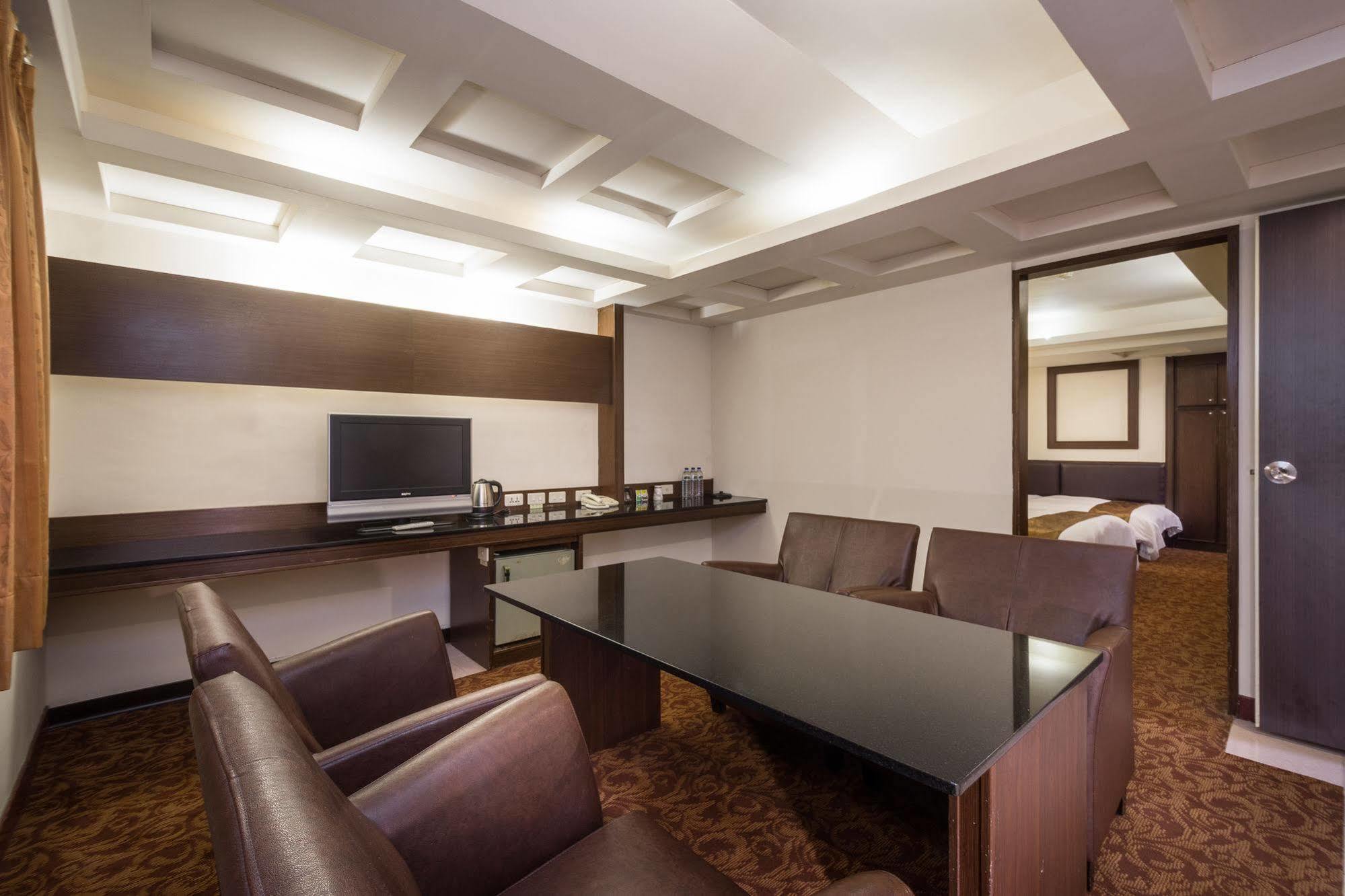 The Enterpriser Hotel Đài Trung Ngoại thất bức ảnh