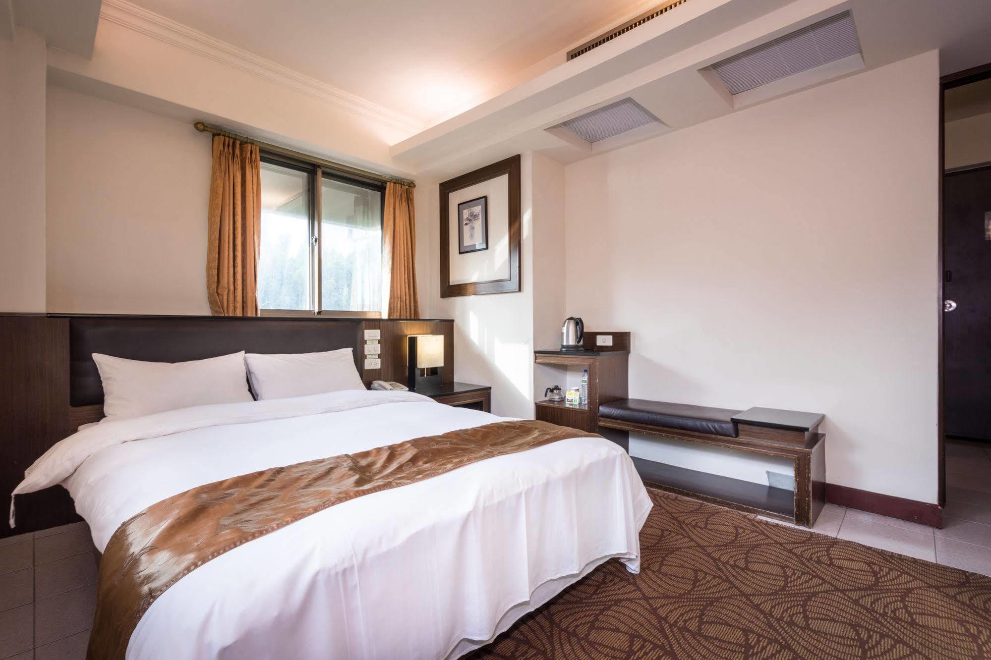 The Enterpriser Hotel Đài Trung Ngoại thất bức ảnh