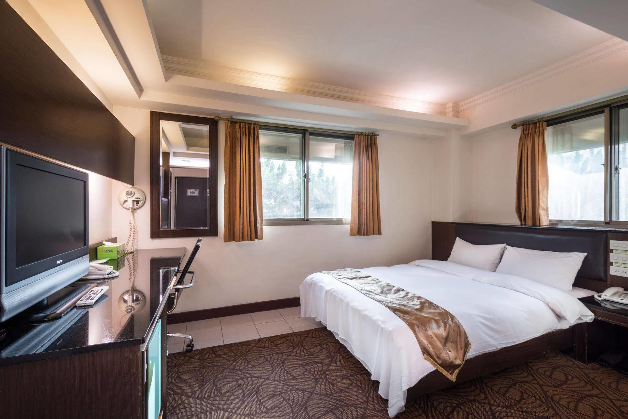 The Enterpriser Hotel Đài Trung Ngoại thất bức ảnh